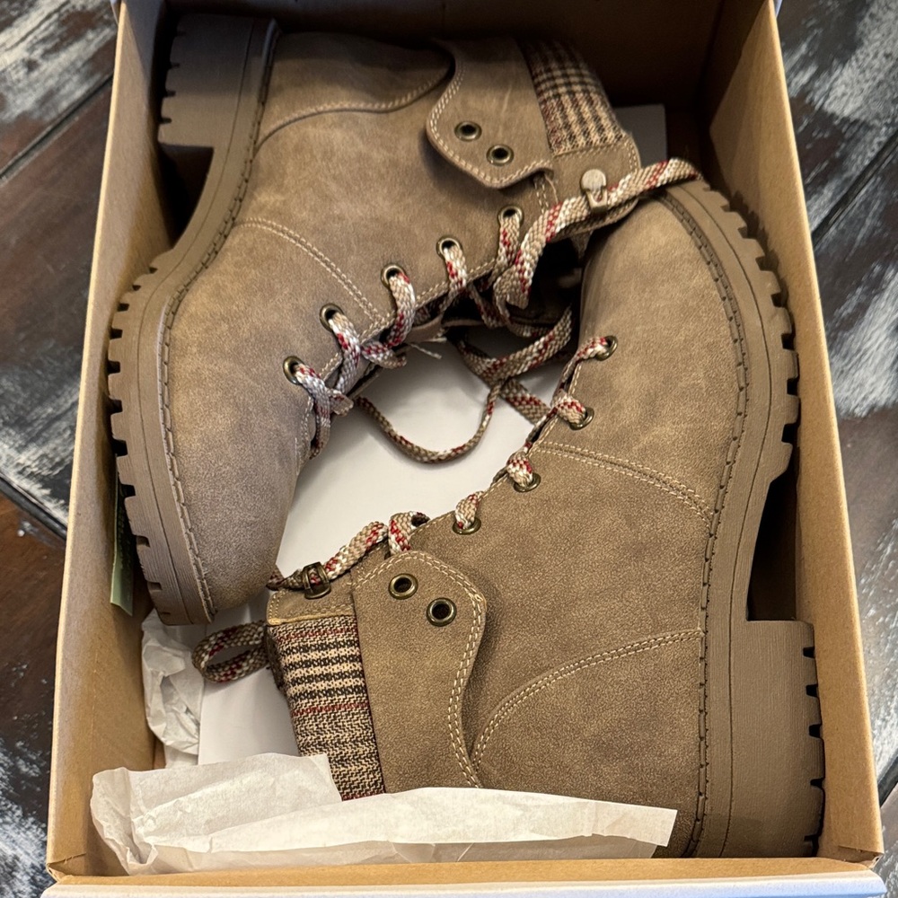 Maurices Callie Plaid Collar Hiker Boot – Taupe – Size 7.5 – NIB